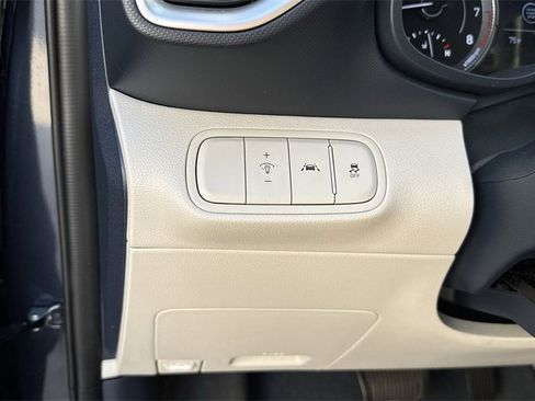 Used 2022 Hyundai Venue Limited image 54