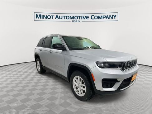 Certified 2023 Jeep Grand Cherokee Laredo w/ Luxury Tech Group I image 2