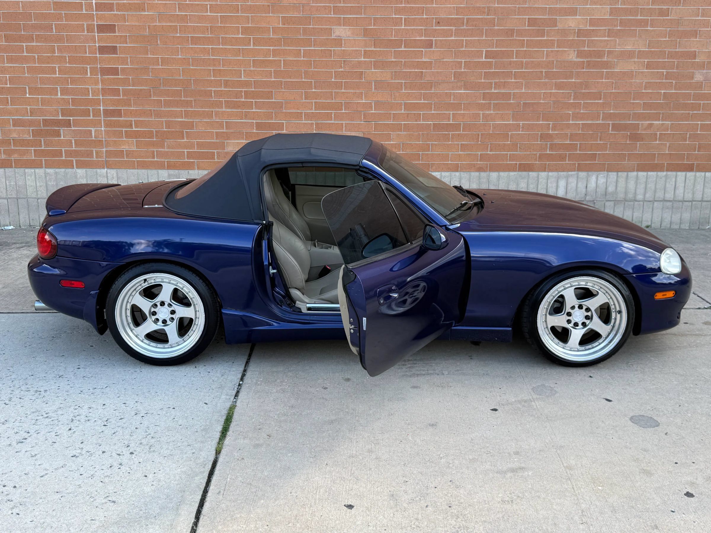 Used 2004 MAZDA MX-5 Miata LS w/ Sports Look Appearance Pkg RWD image 10
