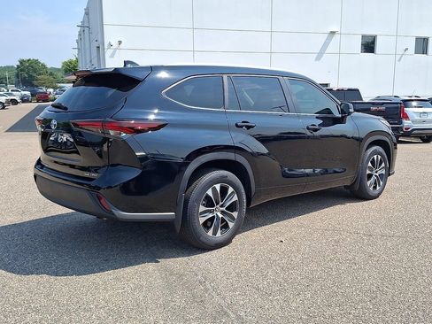 Used 2024 Toyota Highlander XLE AWD/4WD image 9