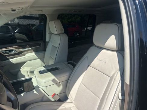 Used 2022 GMC Yukon XL Denali w/ Denali Premium Package image 18