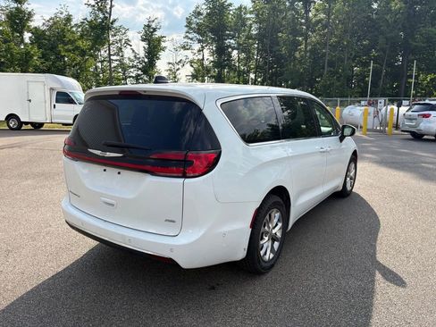 Used 2023 Chrysler Pacifica Touring-L w/ Uconnect Theater Family Group AWD/4WD image 4