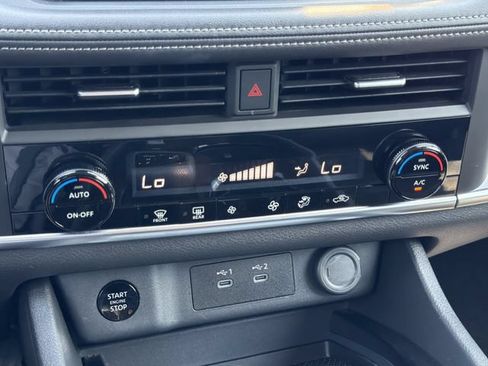 Used 2025 Nissan Rogue SV FWD image 16