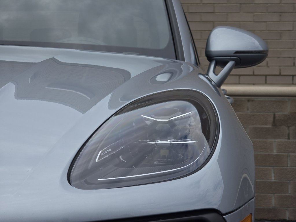 Certified 2024 Porsche Macan AWD/4WD image 13