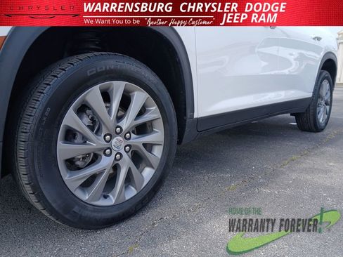 Used 2025 Buick Enclave Preferred AWD/4WD image 32