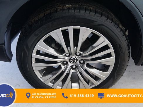 Used 2022 Toyota Venza Limited image 13