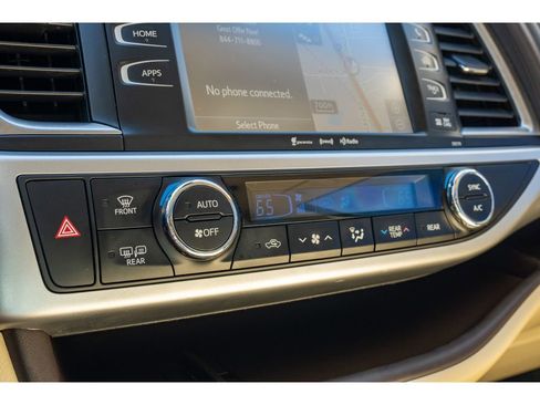 Used 2017 Toyota Highlander XLE image 29