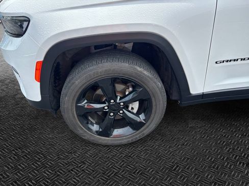Used 2024 Jeep Grand Cherokee Altitude AWD/4WD image 11