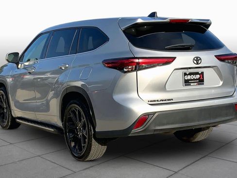 Used 2022 Toyota Highlander L FWD image 11