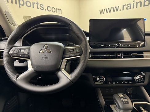 New 2025 Mitsubishi Outlander SE image 9