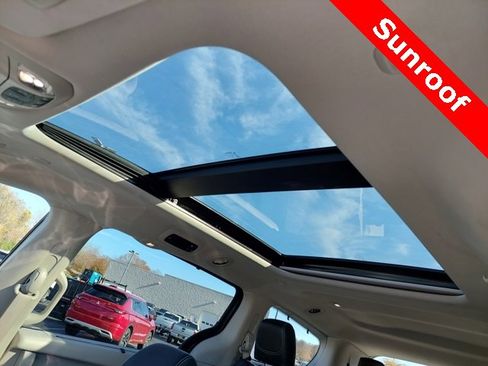 Used 2022 Chrysler Pacifica Touring-L image 11