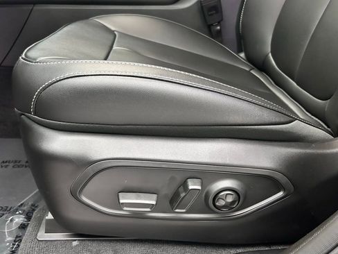 New 2025 Jeep Grand Cherokee Limited w/ Black Appearance Package image 17