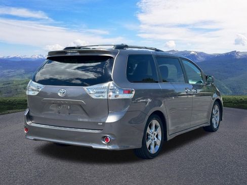 Used 2013 Toyota Sienna SE FWD image 7