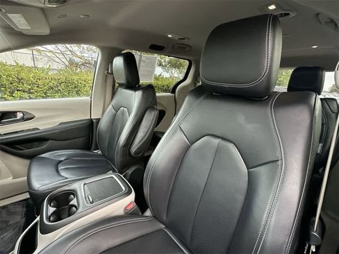 Used 2023 Chrysler Pacifica Touring-L image 14