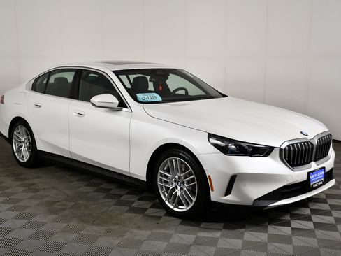 Used 2025 BMW 530i xDrive AWD/4WD image 4