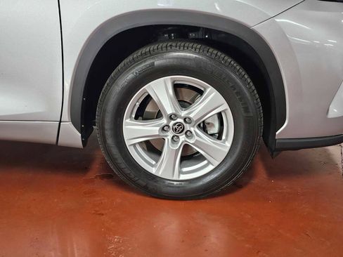 Used 2023 Toyota Highlander LE image 9