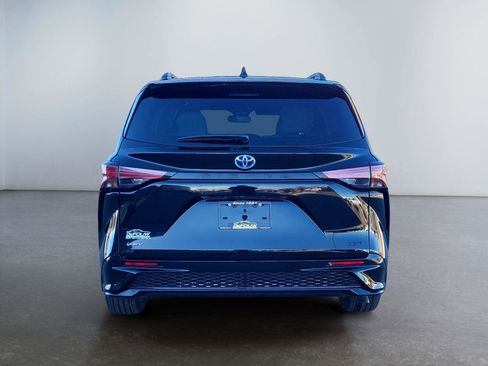 Used 2025 Toyota Sienna XSE image 4