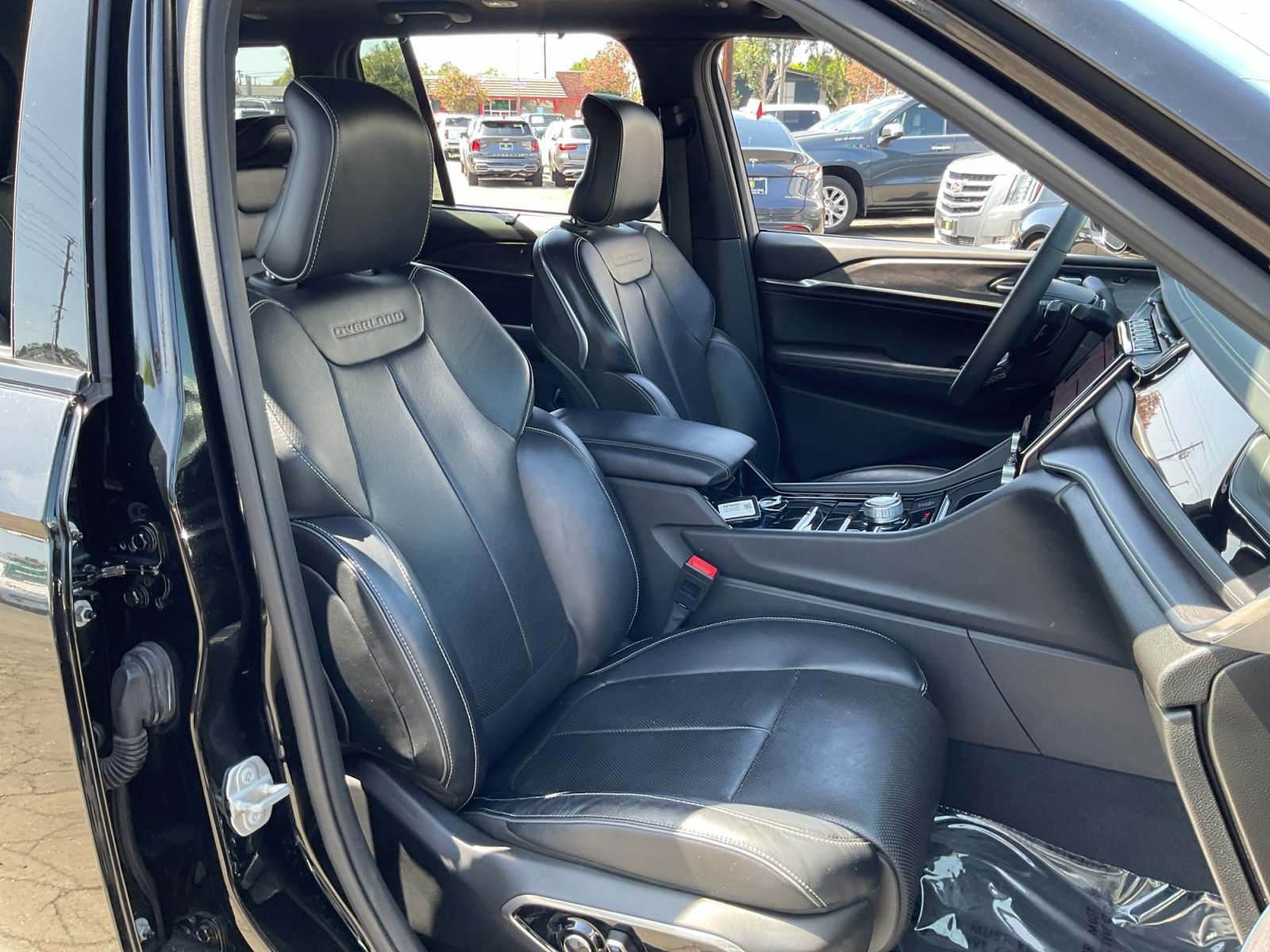 Used 2023 Jeep Grand Cherokee Overland w/ Luxury Tech Group IV AWD/4WD image 21