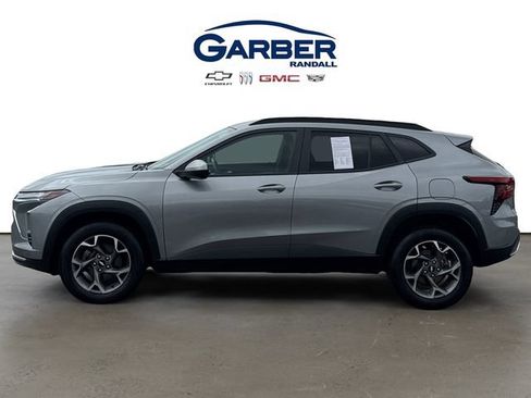 Used 2024 Chevrolet Trax LT w/ LT Convenience Package FWD image 2