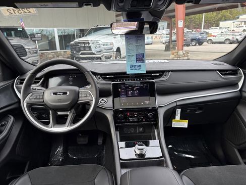 New 2025 Jeep Grand Cherokee Altitude image 6