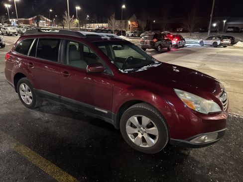 Used 2011 Subaru Outback 2.5i Premium image 2