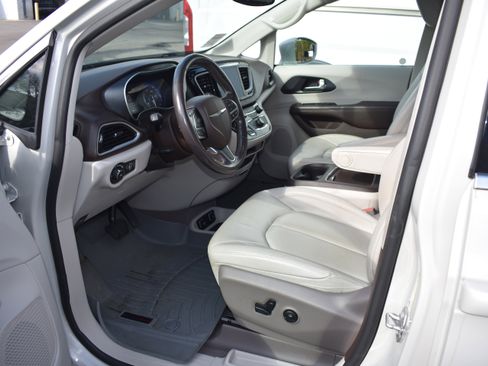 Used 2020 Chrysler Pacifica Touring-L Plus w/ Tire & Wheel Group image 12