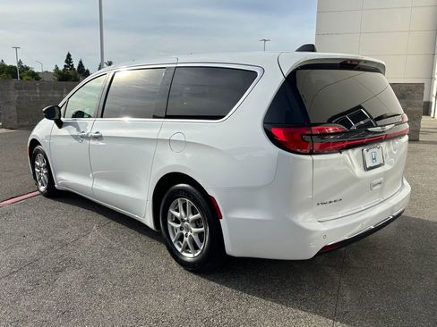 Used 2024 Chrysler Pacifica Touring-L FWD image 7