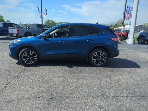 Used 2022 Ford Escape SE w/ SE Sport Appearance Package image 9