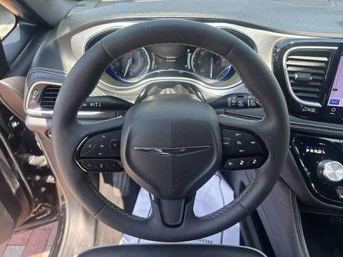 Used 2025 Chrysler Pacifica Limited FWD image 15