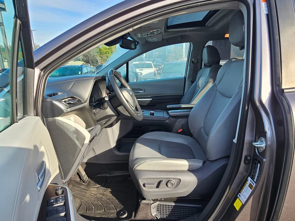 Used 2021 Toyota Sienna XLE FWD image 25