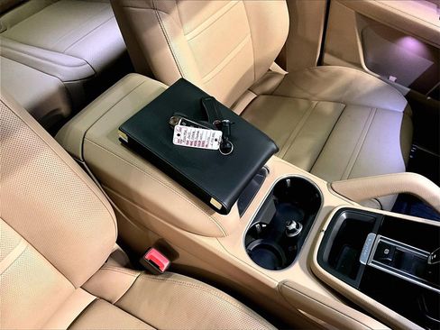 Certified 2023 Porsche Cayenne Platinum Edition image 3