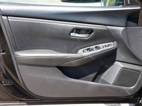 Used 2025 Nissan Sentra SV FWD image 9
