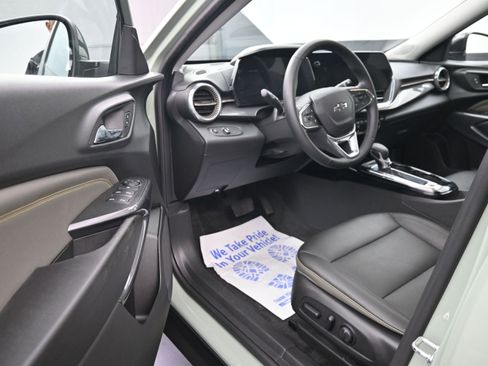 Used 2024 Chevrolet Trax ACTIV w/ Sunroof Package FWD image 9