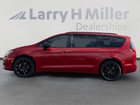 New 2026 Chrysler Pacifica Select w/ S Appearance Package FWD image 2