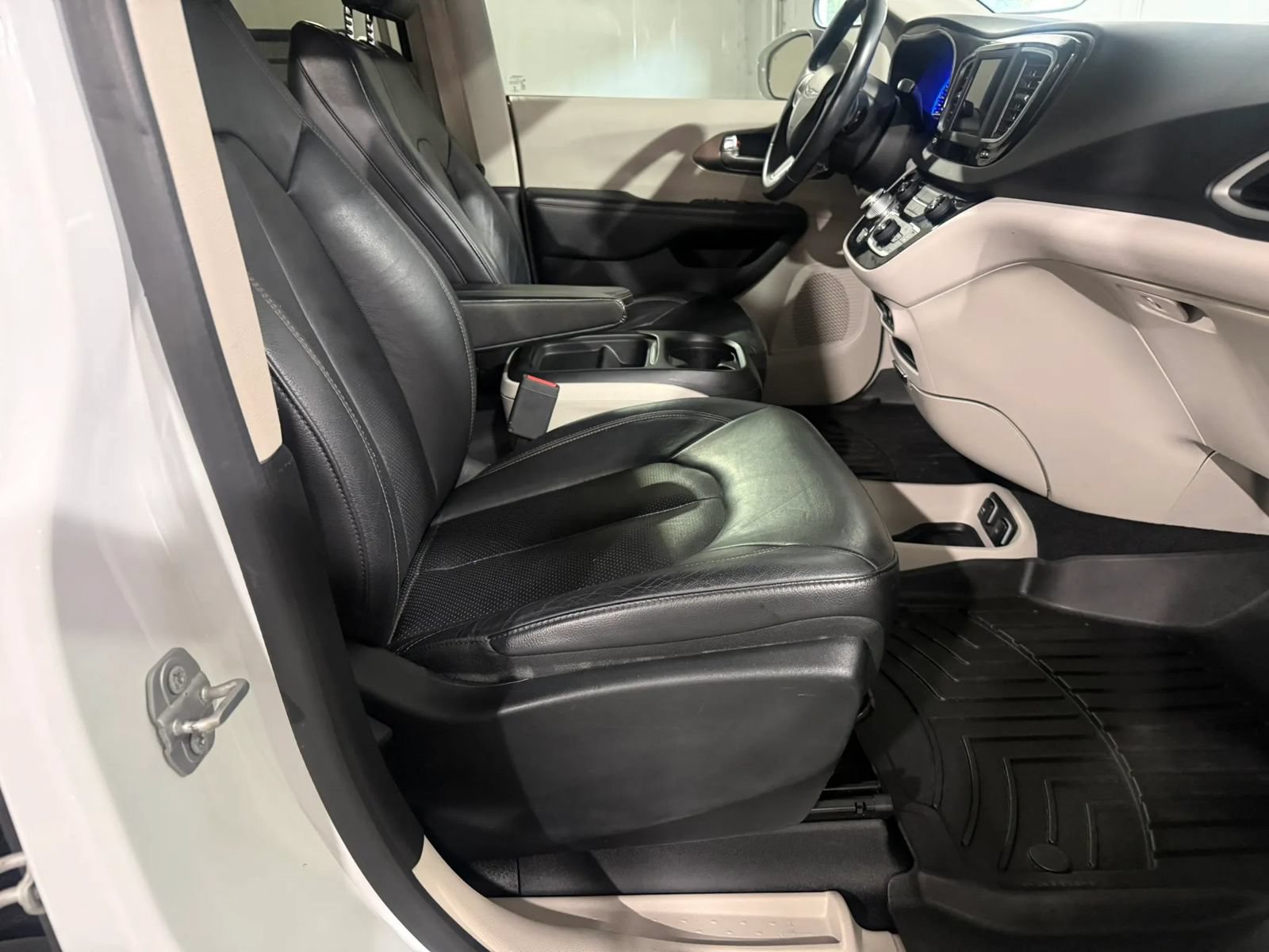 Used 2018 Chrysler Pacifica Touring-L FWD image 33
