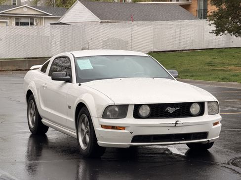 Used 2006 Ford Mustang GT RWD image 2