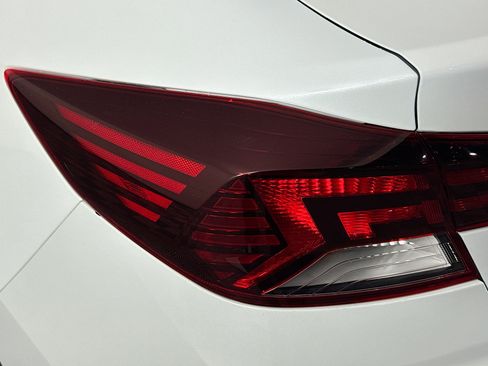 Used 2019 Hyundai Elantra SE w/ Winter Weather Package image 34