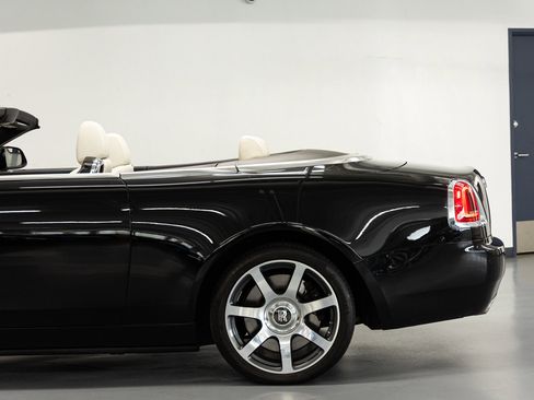 Used 2017 Rolls-Royce Dawn RWD image 21