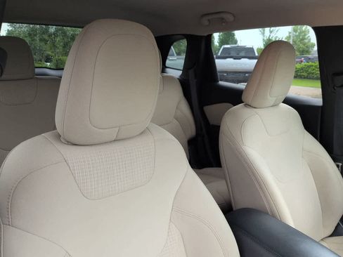 Used 2017 Jeep Cherokee Latitude w/ Safety/Convenience Group FWD image 7