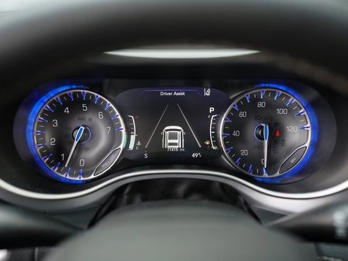 Used 2022 Chrysler Pacifica Touring-L w/ Uconnect Theater Family Group image 29