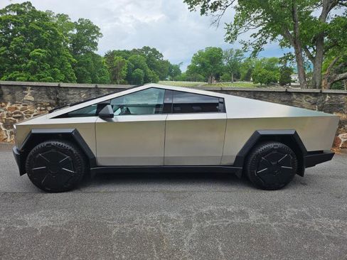 Used 2024 Tesla Cybertruck AWD Crew Cab image 8