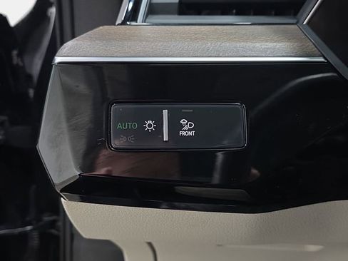 Used 2021 Audi e-tron Premium Plus image 26