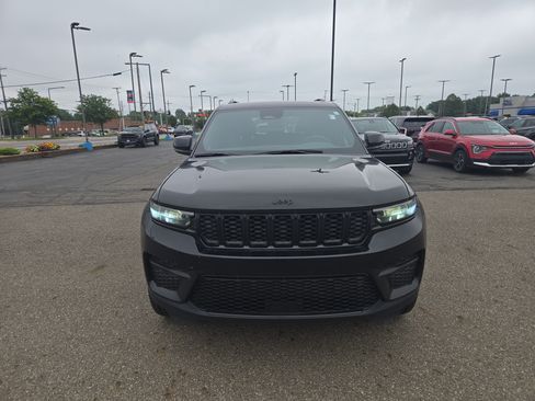 Used 2024 Jeep Grand Cherokee Altitude AWD/4WD image 2