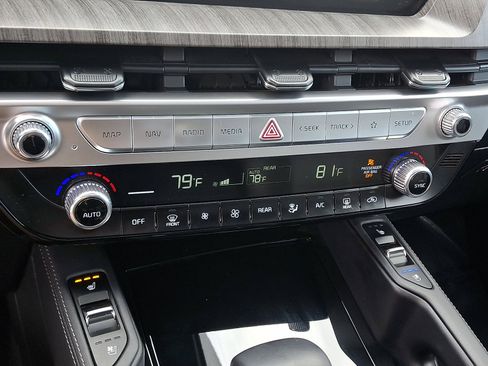 Used 2023 Kia Telluride EX w/ EX Captain's Chair Package image 18