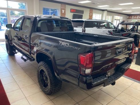 Used 2019 Toyota Tacoma TRD Sport w/ Technology Package RWD image 2