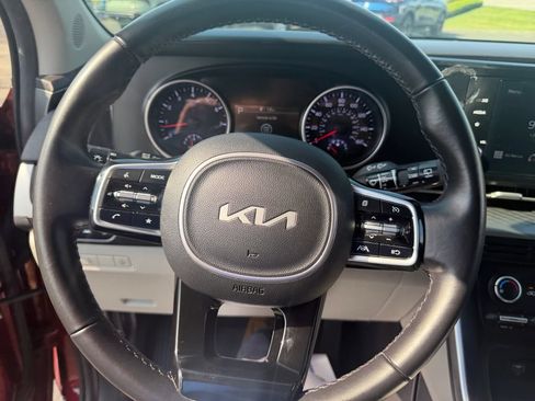Used 2023 Kia Carnival LX FWD image 15