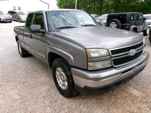 Used 2006 Chevrolet Silverado 1500 LT w/ Light Duty Power Package AWD/4WD image 3
