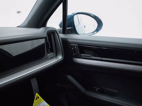 Certified 2025 Porsche Cayenne AWD/4WD image 33