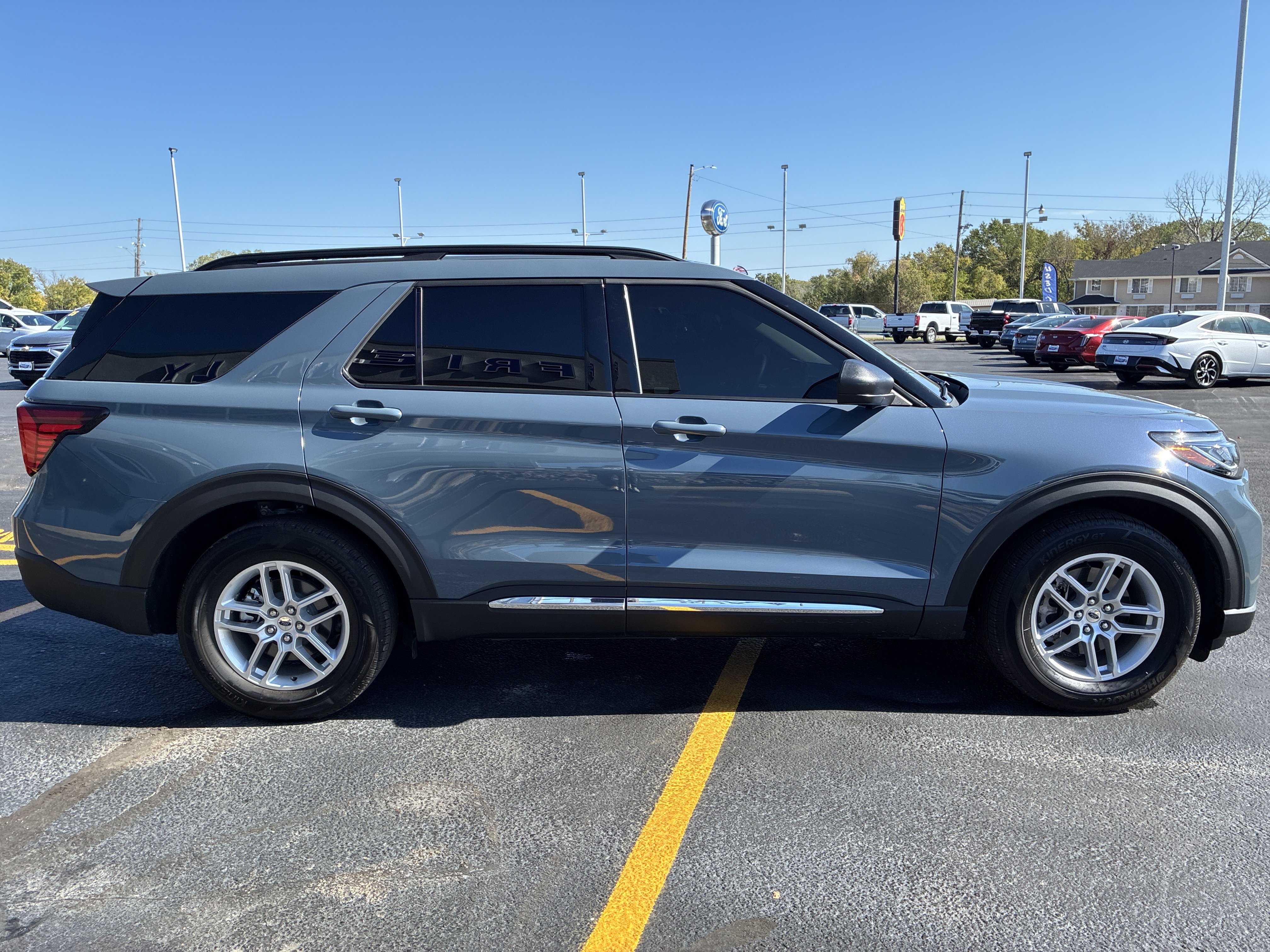 Used 2025 Ford Explorer Active w/ Active Comfort Package RWD image 4