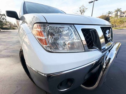 Used 2010 Nissan Frontier SE image 12